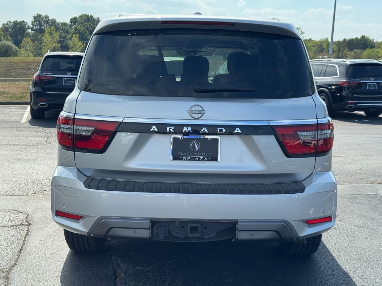 Nissan Armada Vehicle Full-screen Gallery Image 4