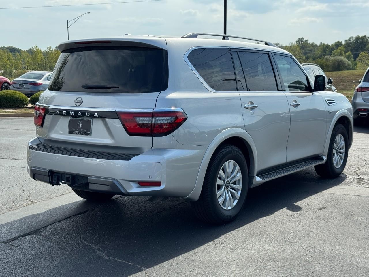 Nissan Armada Vehicle Full-screen Gallery Image 5