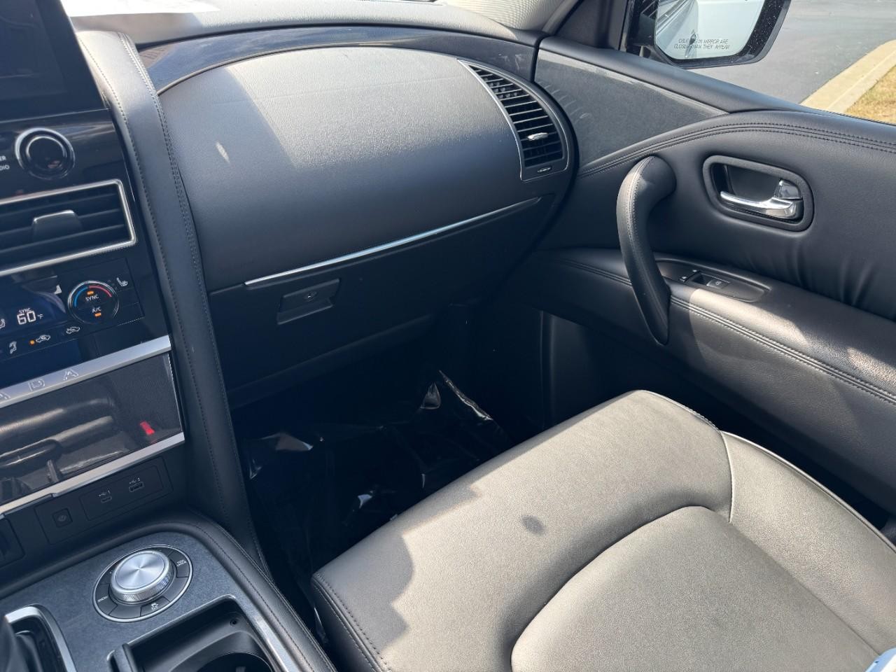 Nissan Armada Vehicle Full-screen Gallery Image 17