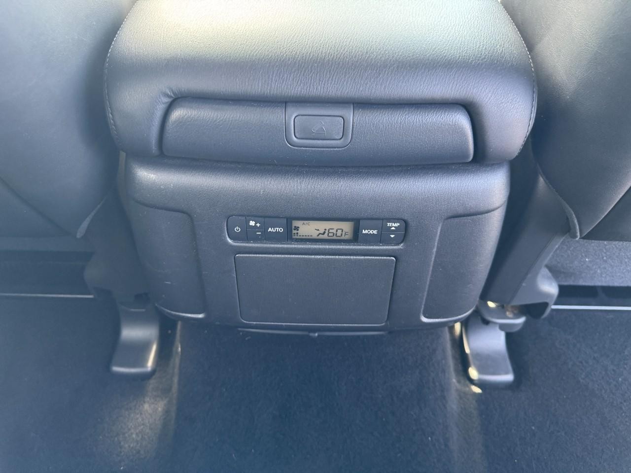 Nissan Armada Vehicle Full-screen Gallery Image 18