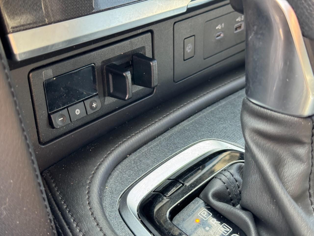 Nissan Armada Vehicle Full-screen Gallery Image 26