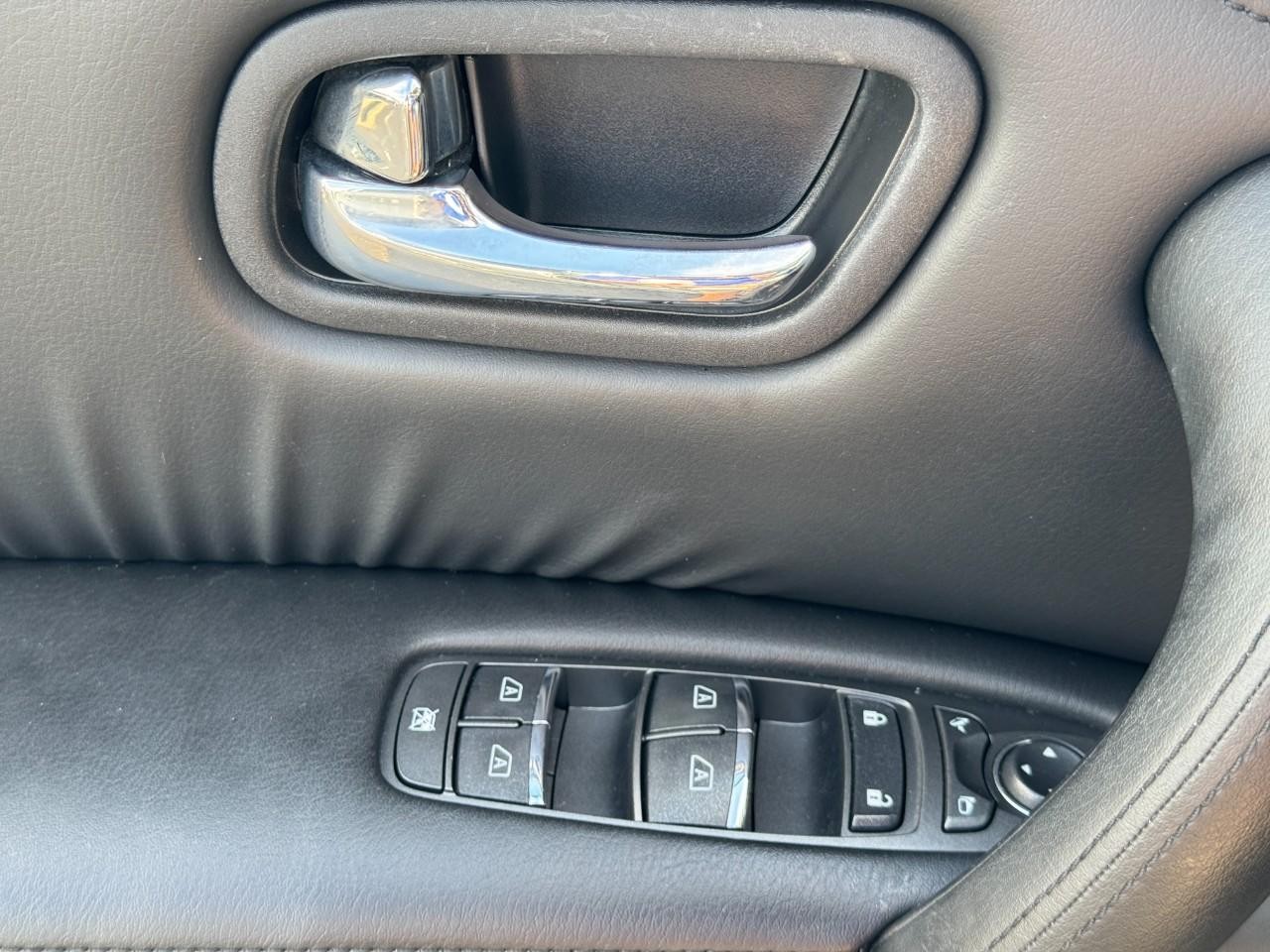 Nissan Armada Vehicle Full-screen Gallery Image 28