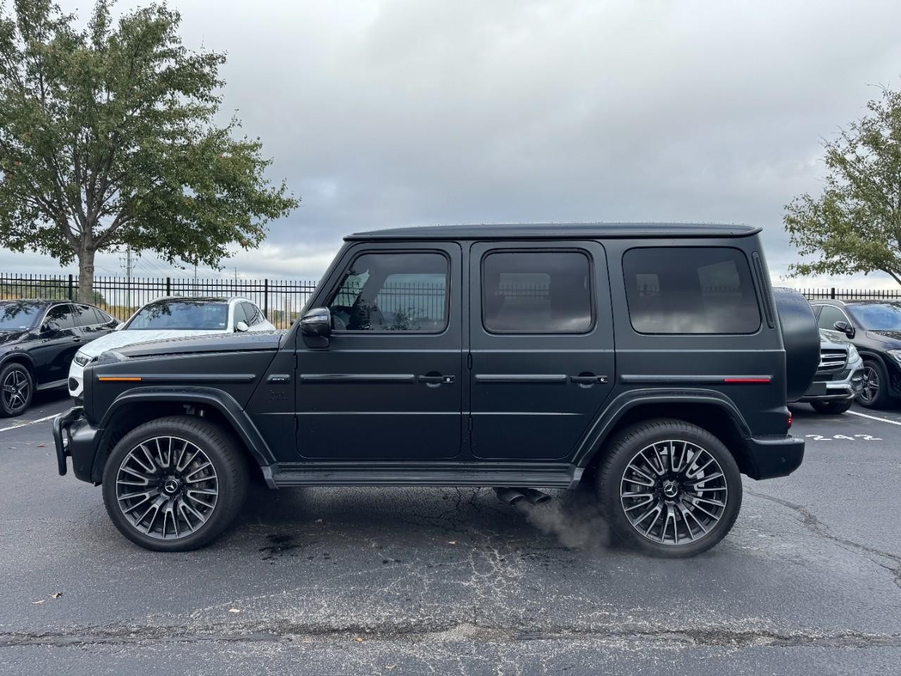 Mercedes-Benz G-Class Vehicle Full-screen Gallery Image 2