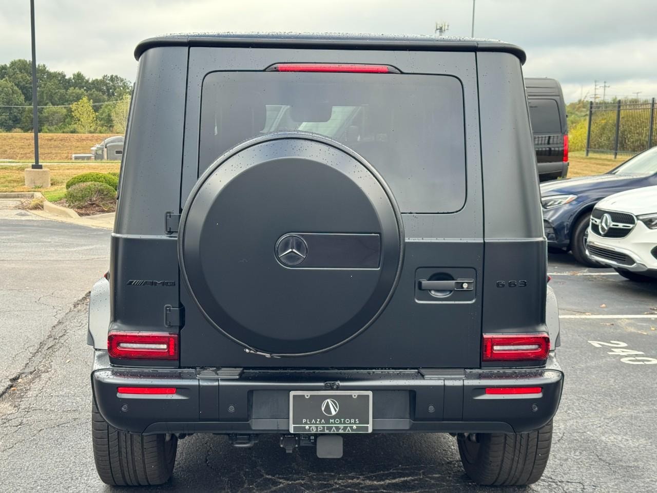 Mercedes-Benz G-Class Vehicle Full-screen Gallery Image 4