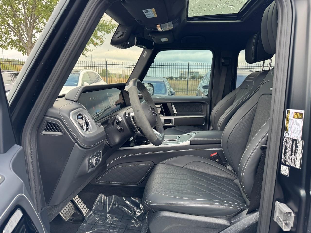 Mercedes-Benz G-Class Vehicle Full-screen Gallery Image 9