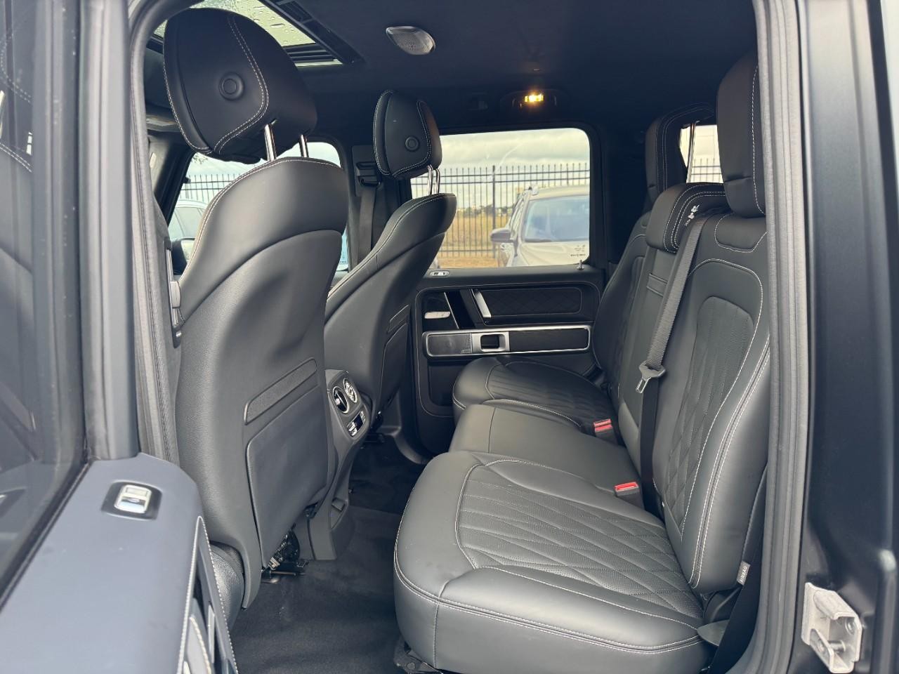 Mercedes-Benz G-Class Vehicle Full-screen Gallery Image 10