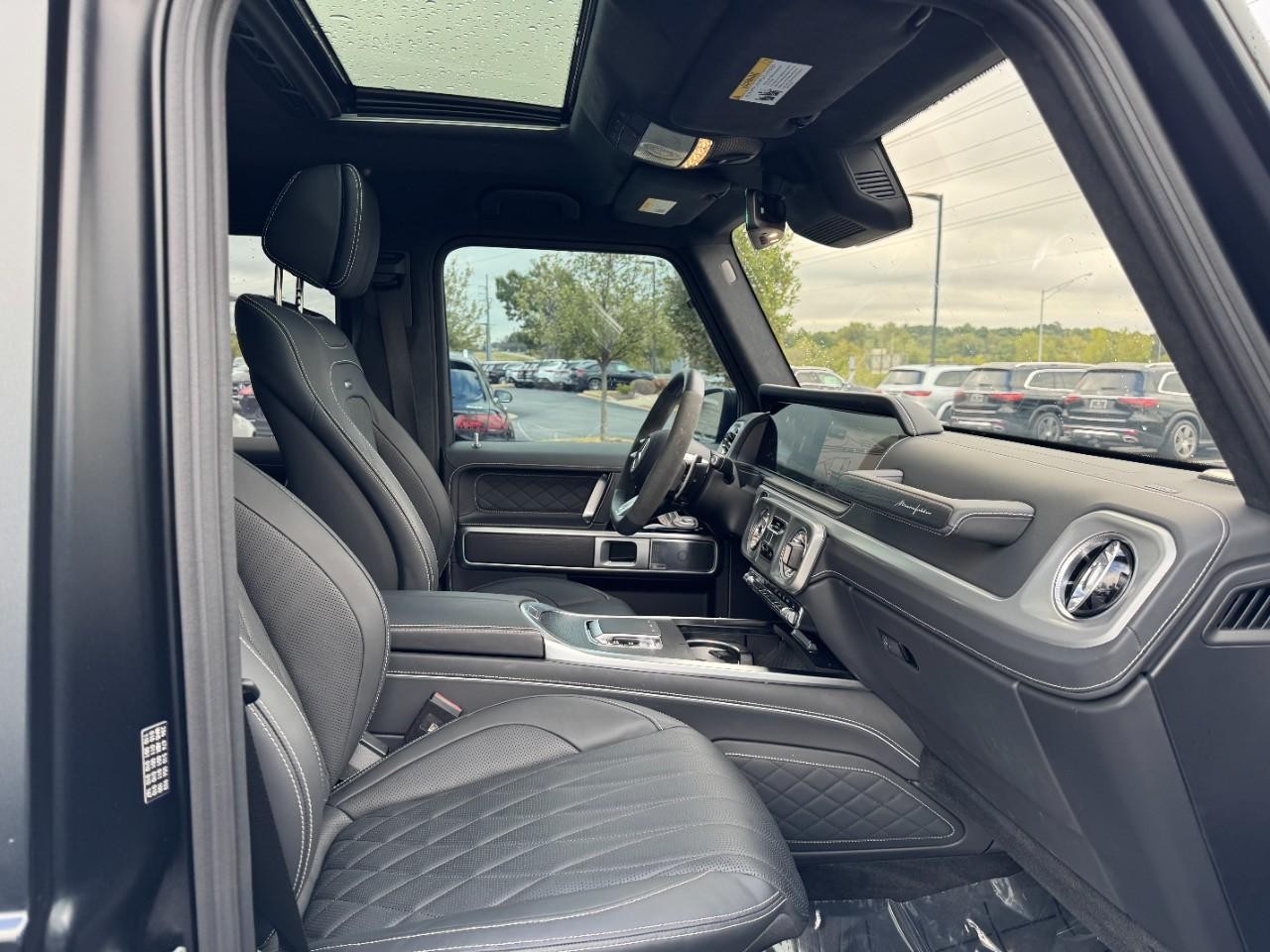 Mercedes-Benz G-Class Vehicle Full-screen Gallery Image 11