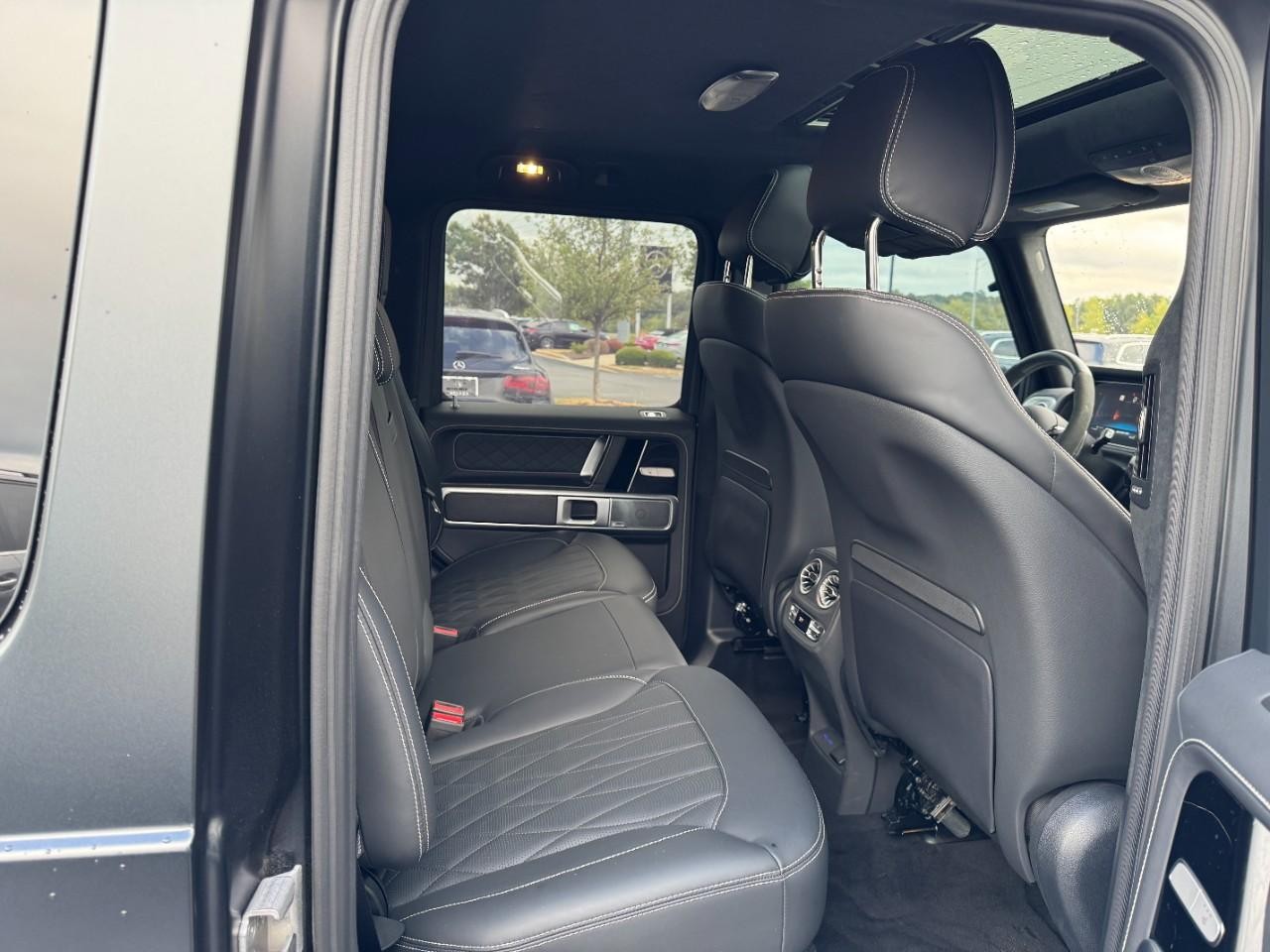 Mercedes-Benz G-Class Vehicle Full-screen Gallery Image 12