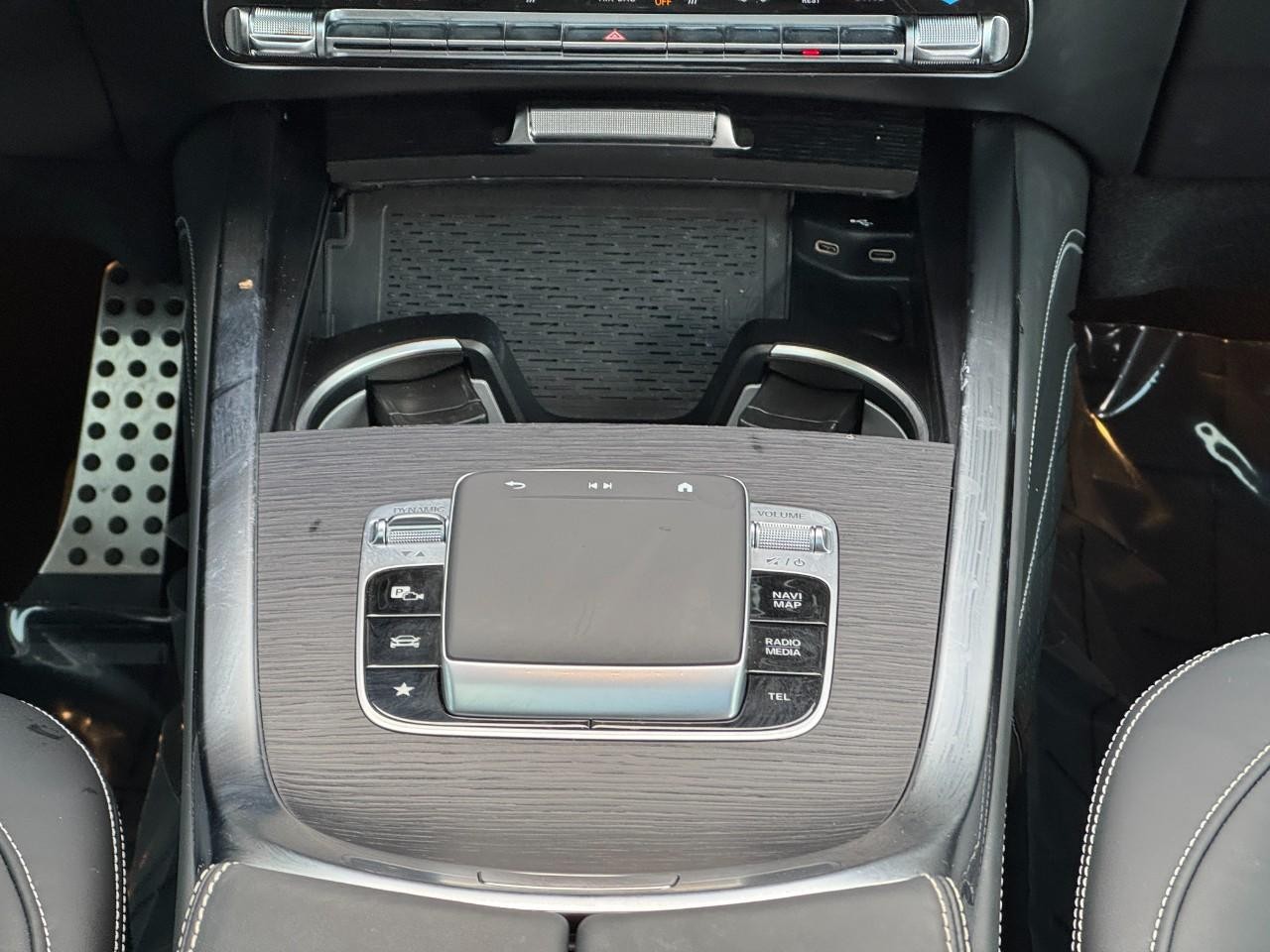 Mercedes-Benz G-Class Vehicle Full-screen Gallery Image 16