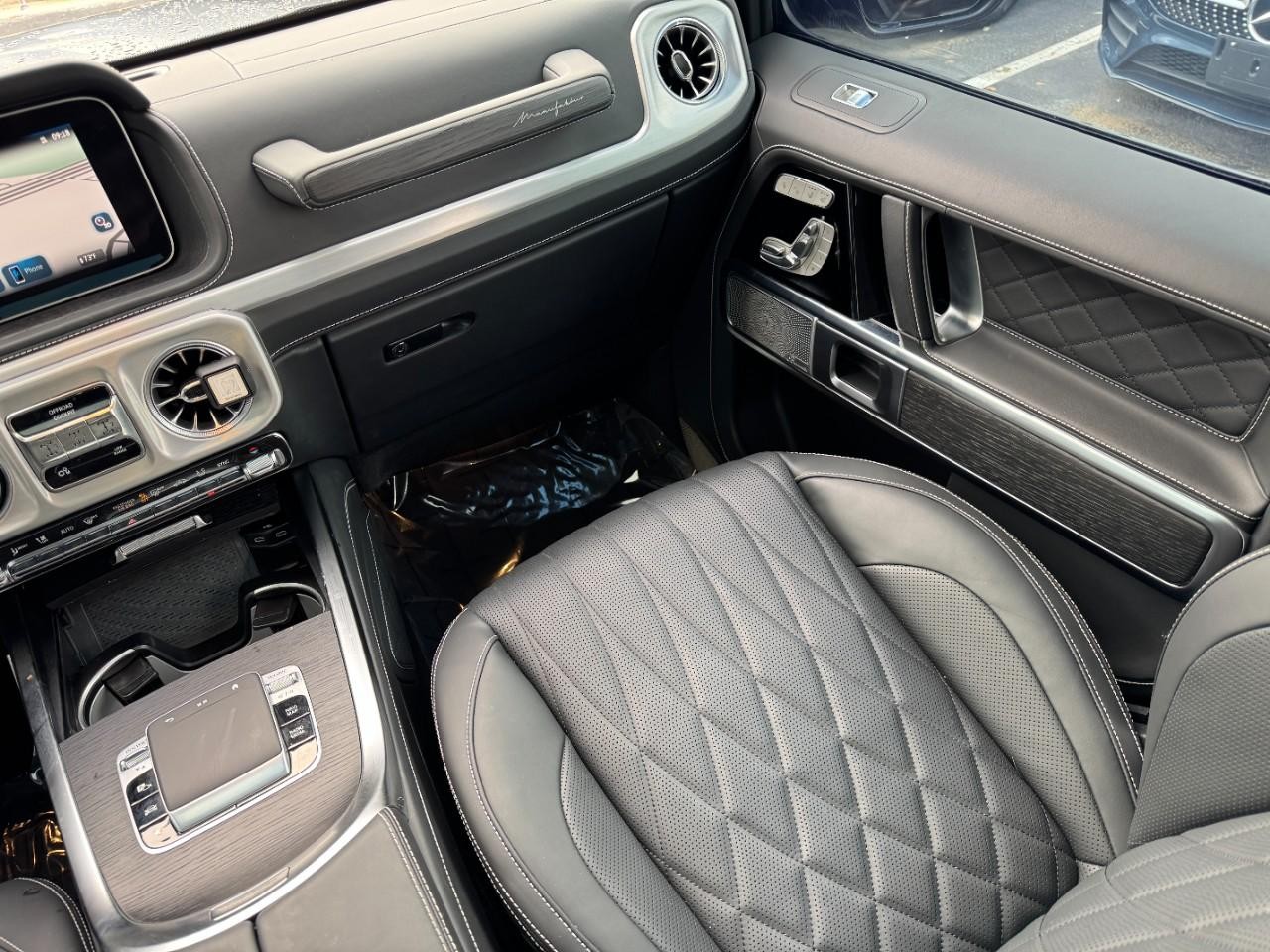 Mercedes-Benz G-Class Vehicle Full-screen Gallery Image 17