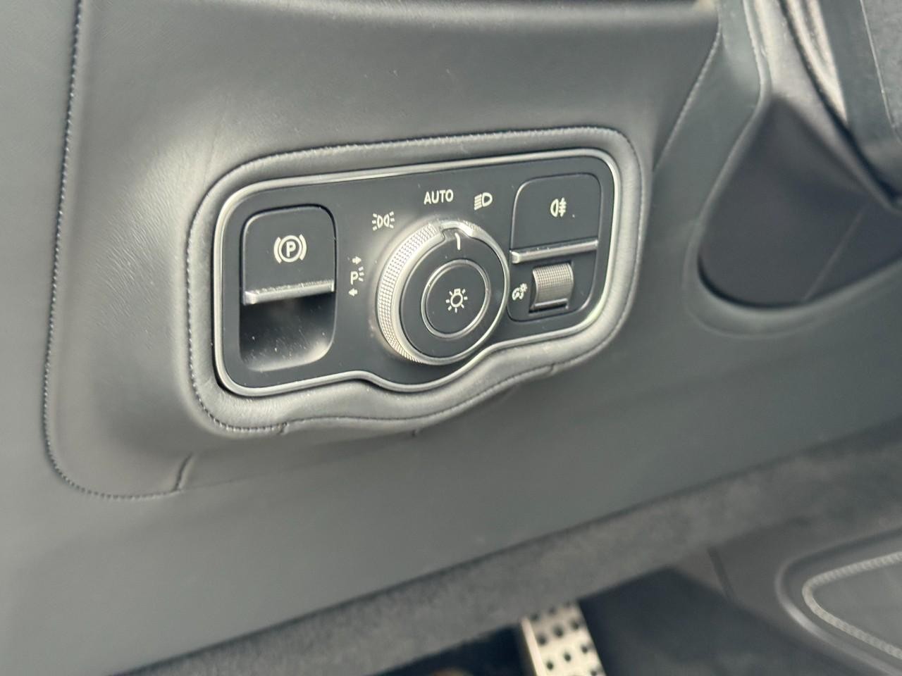 Mercedes-Benz G-Class Vehicle Full-screen Gallery Image 19