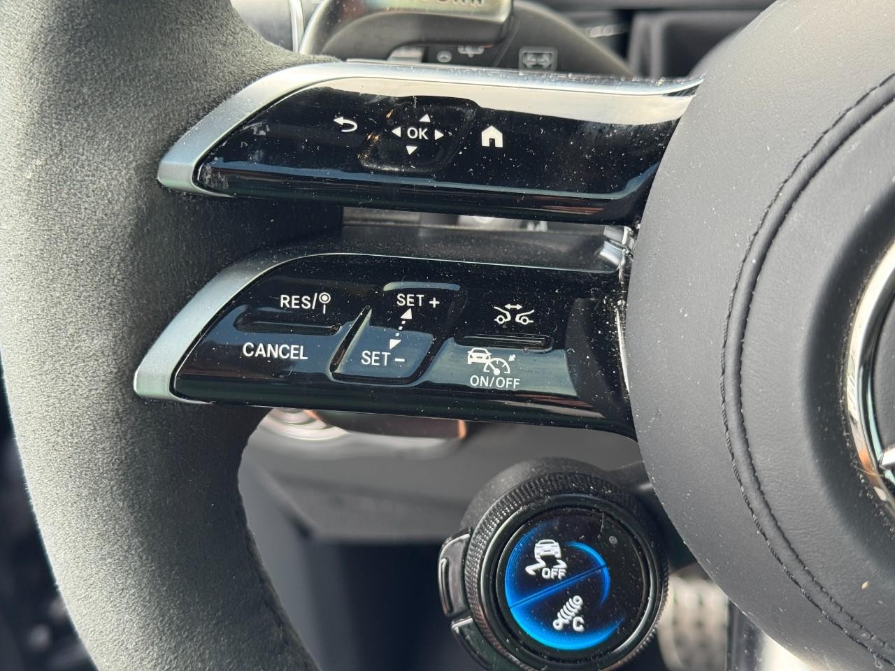 Mercedes-Benz G-Class Vehicle Full-screen Gallery Image 20