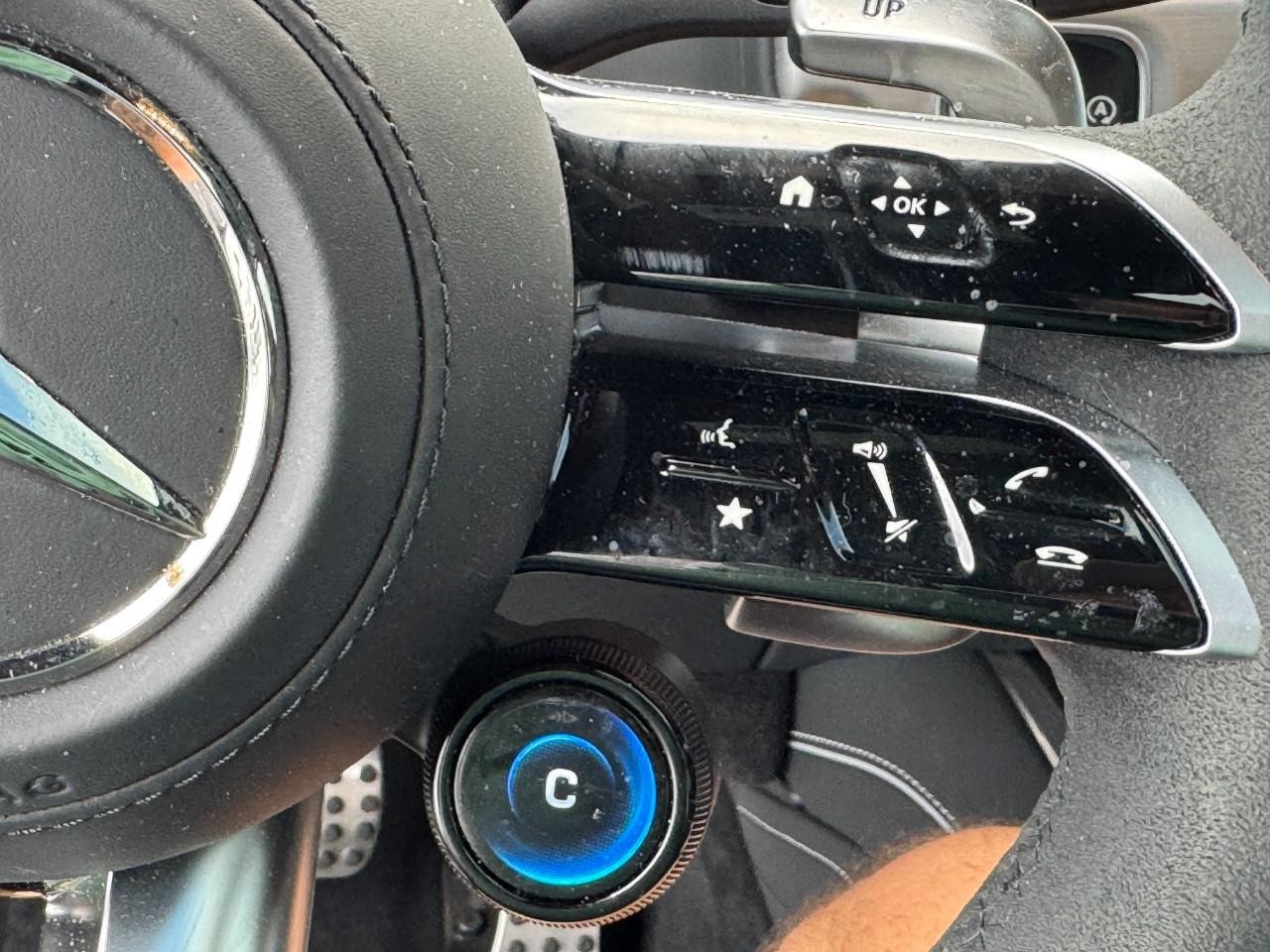 Mercedes-Benz G-Class Vehicle Full-screen Gallery Image 21