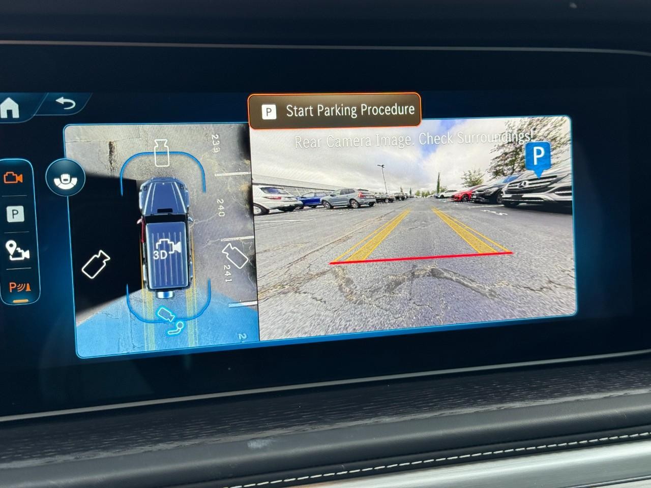 Mercedes-Benz G-Class Vehicle Full-screen Gallery Image 24