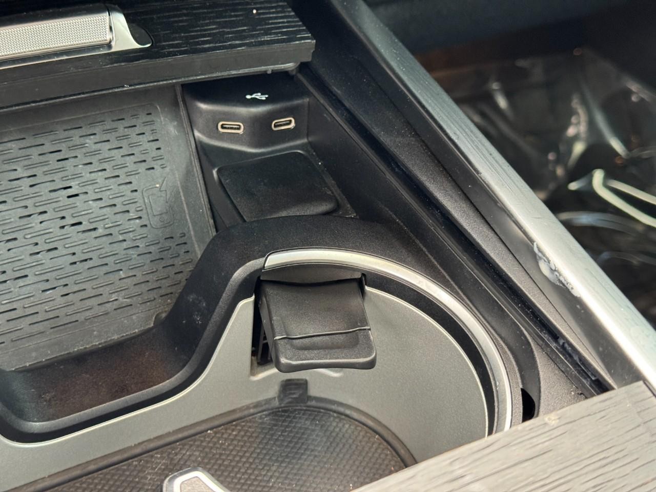 Mercedes-Benz G-Class Vehicle Full-screen Gallery Image 25