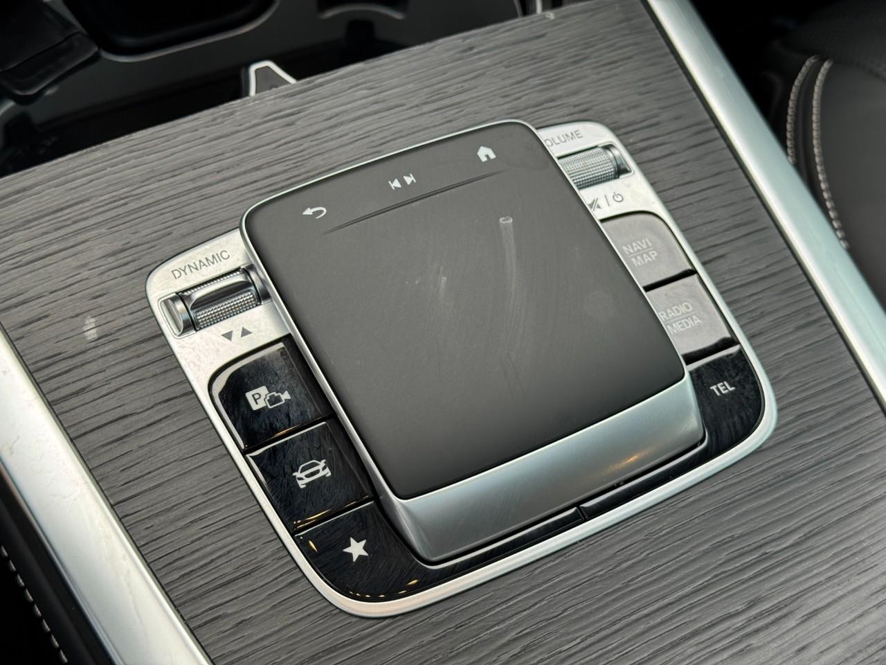 Mercedes-Benz G-Class Vehicle Full-screen Gallery Image 26