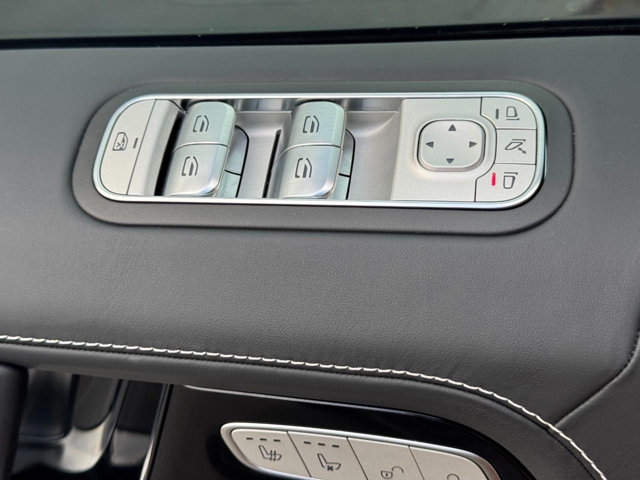 Mercedes-Benz G-Class Vehicle Full-screen Gallery Image 27