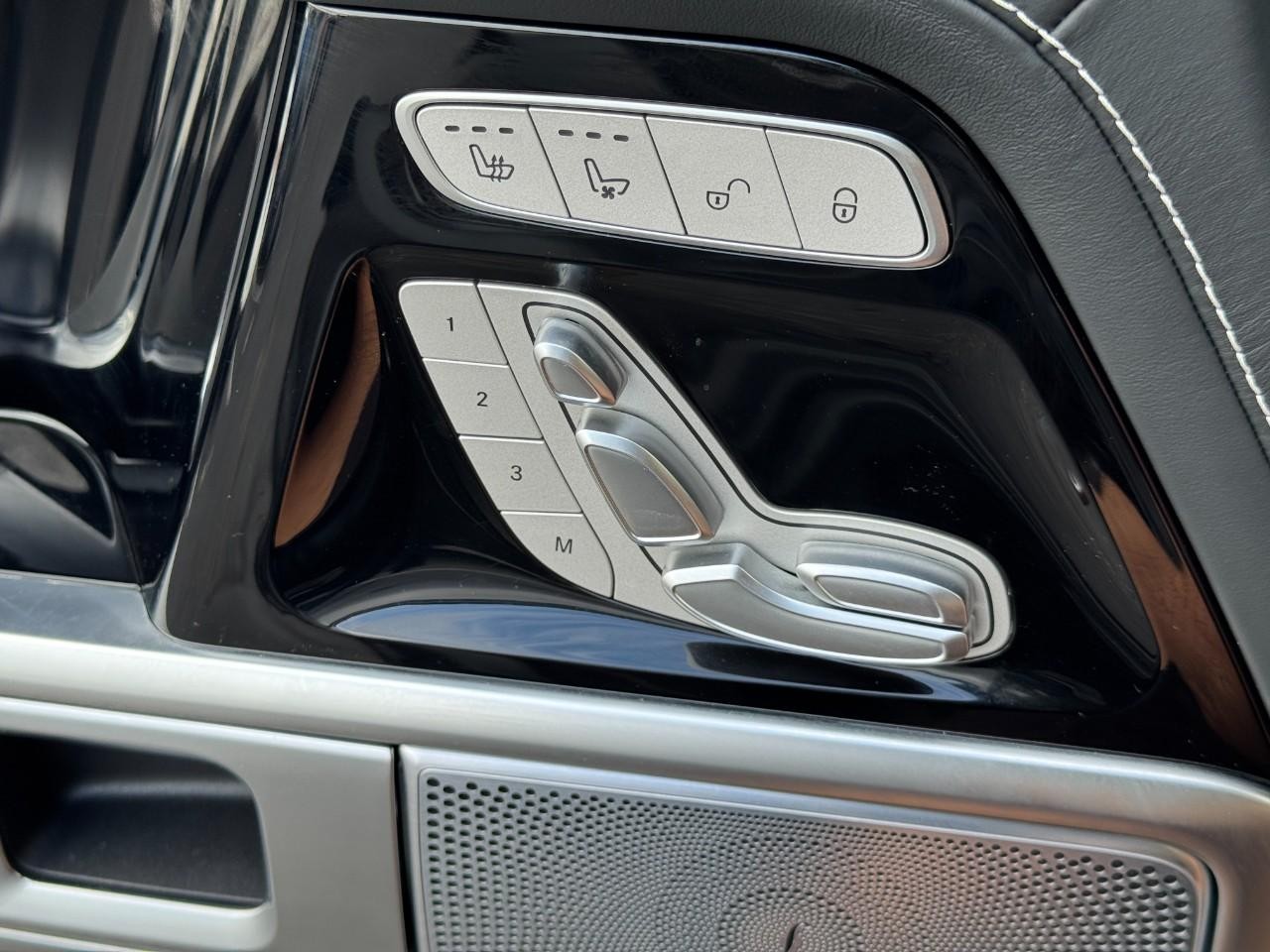 Mercedes-Benz G-Class Vehicle Full-screen Gallery Image 28