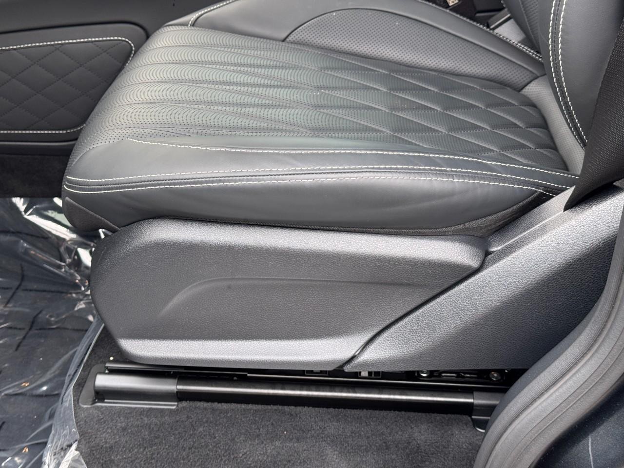 Mercedes-Benz G-Class Vehicle Full-screen Gallery Image 30