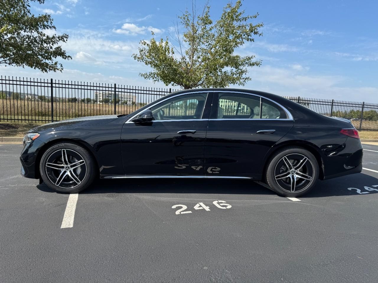 Mercedes-Benz E-Class Vehicle Full-screen Gallery Image 2