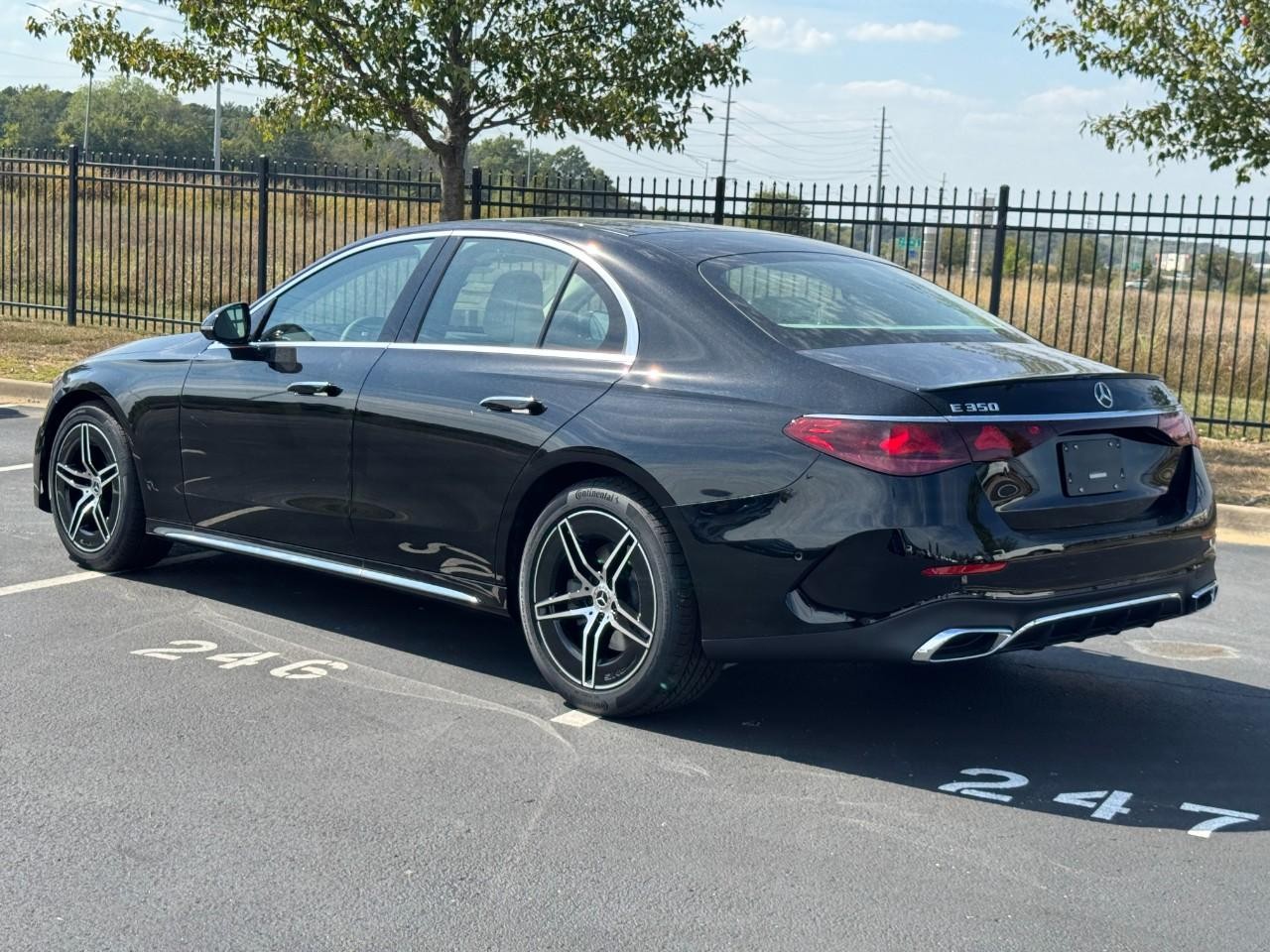 Mercedes-Benz E-Class Vehicle Full-screen Gallery Image 3