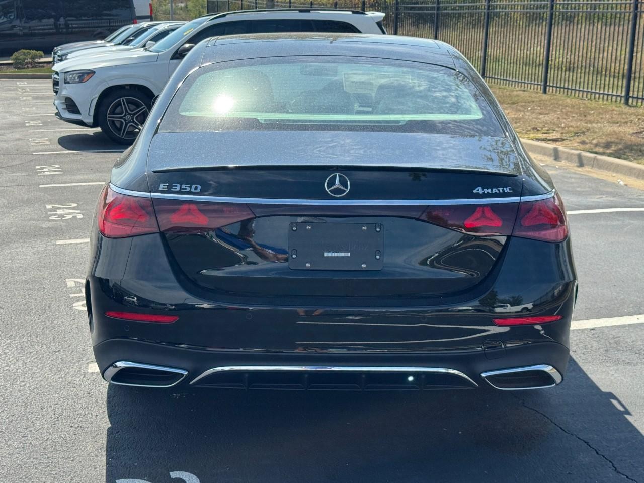 Mercedes-Benz E-Class Vehicle Full-screen Gallery Image 4