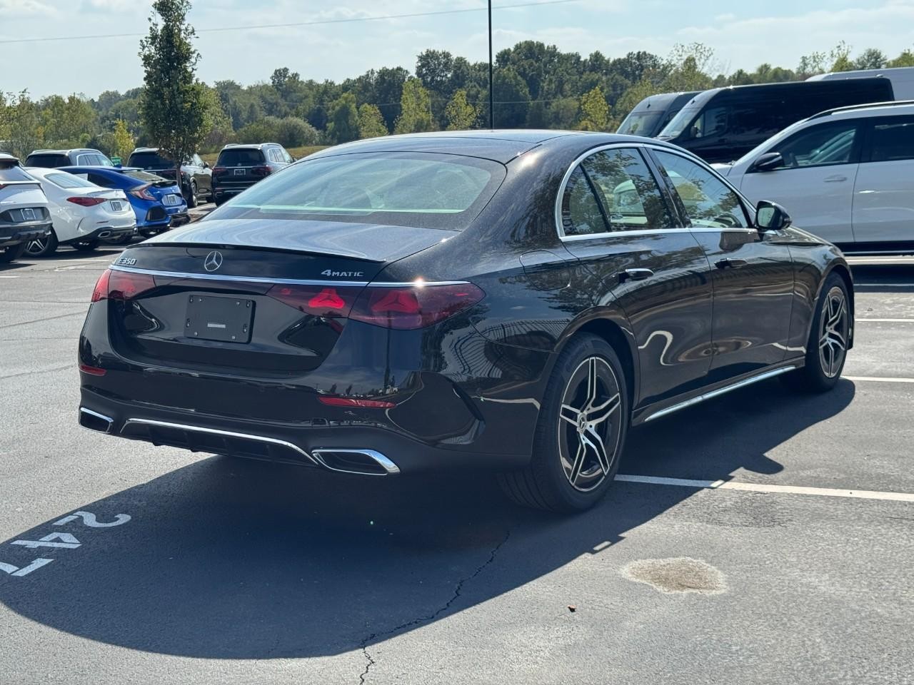 Mercedes-Benz E-Class Vehicle Full-screen Gallery Image 5