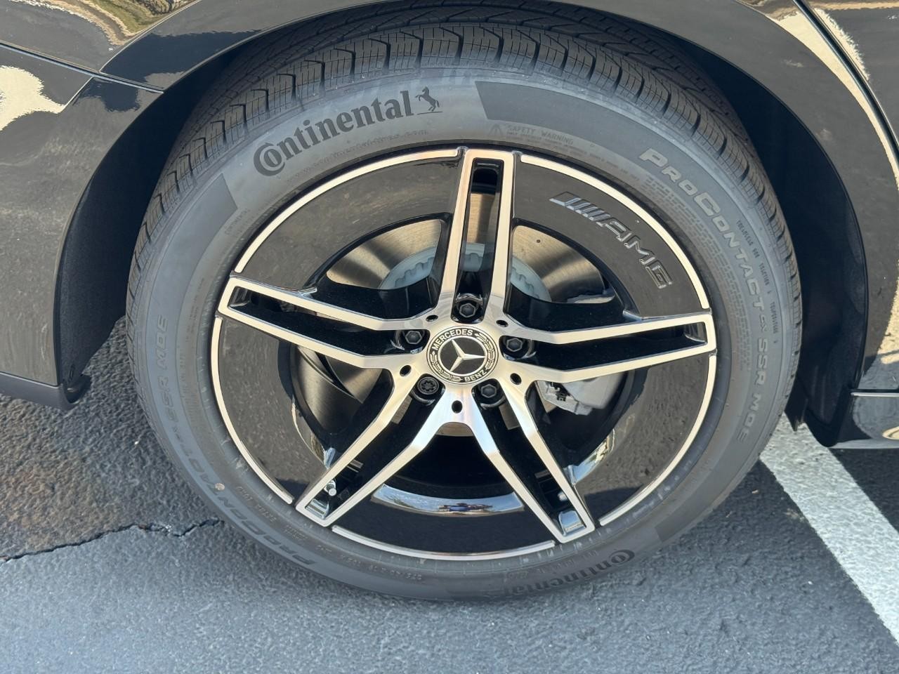 Mercedes-Benz E-Class Vehicle Full-screen Gallery Image 6