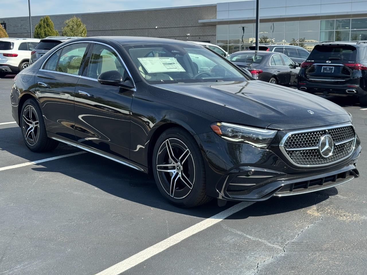 Mercedes-Benz E-Class Vehicle Full-screen Gallery Image 7