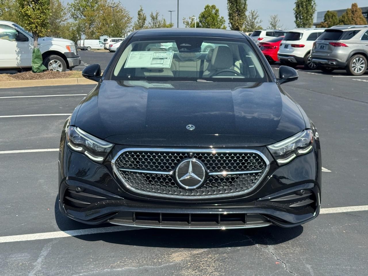 Mercedes-Benz E-Class Vehicle Full-screen Gallery Image 8