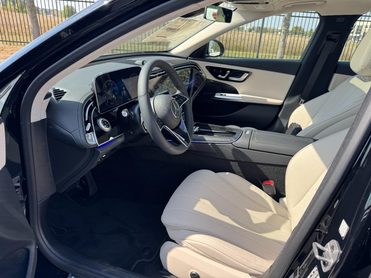 Mercedes-Benz E-Class Vehicle Full-screen Gallery Image 9