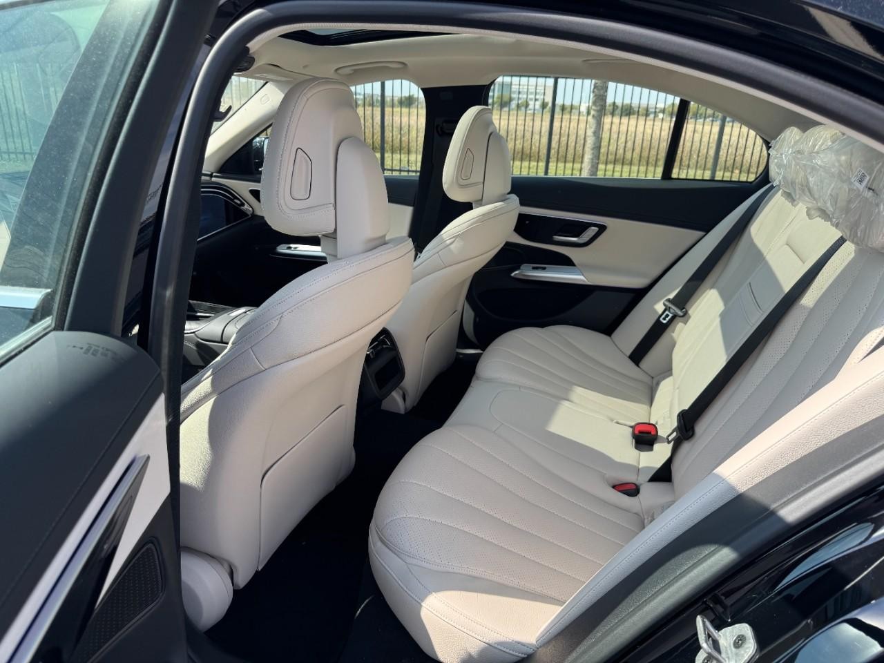 Mercedes-Benz E-Class Vehicle Full-screen Gallery Image 10