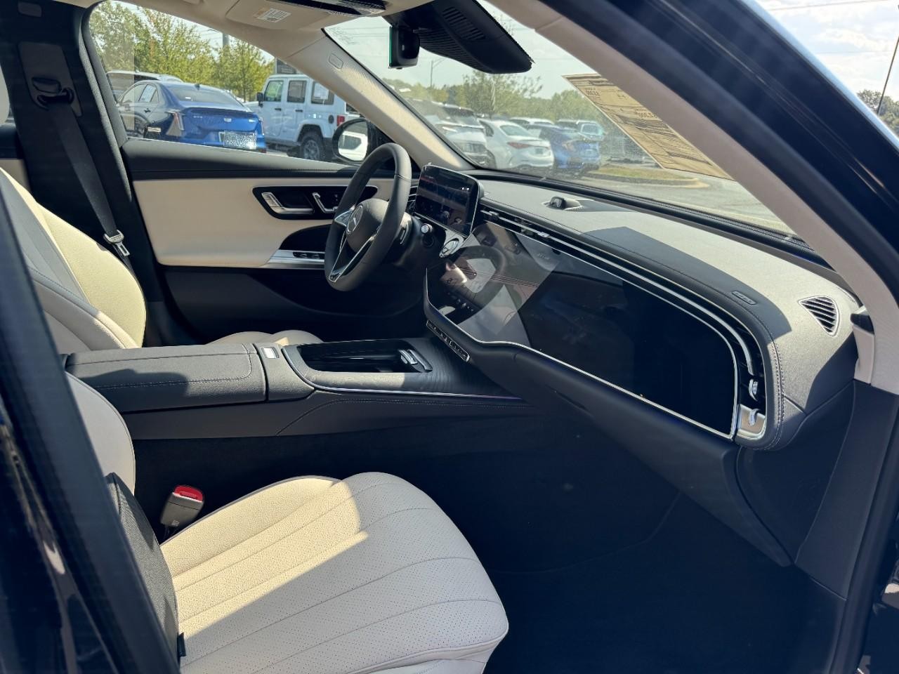 Mercedes-Benz E-Class Vehicle Full-screen Gallery Image 11