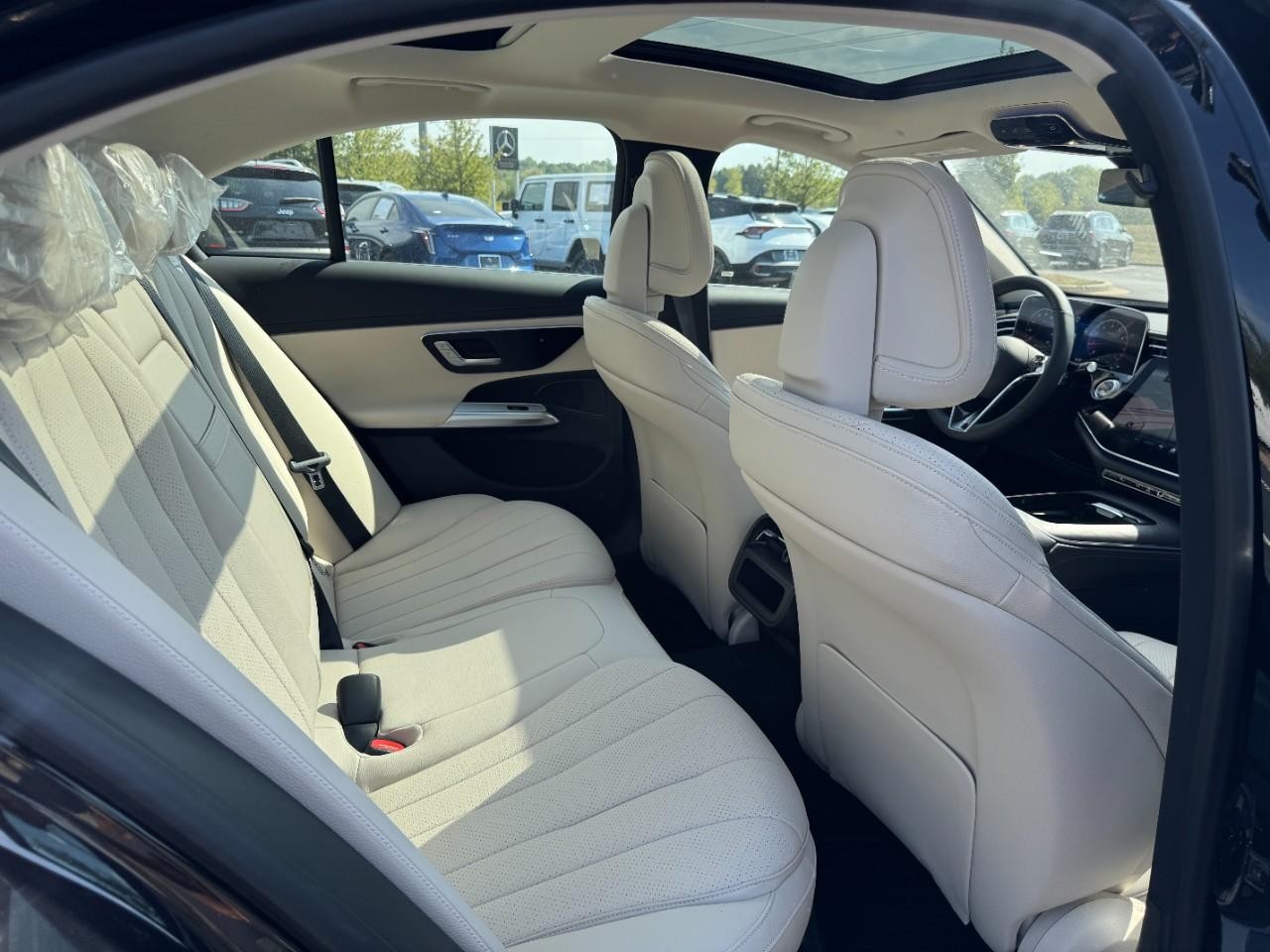 Mercedes-Benz E-Class Vehicle Full-screen Gallery Image 12