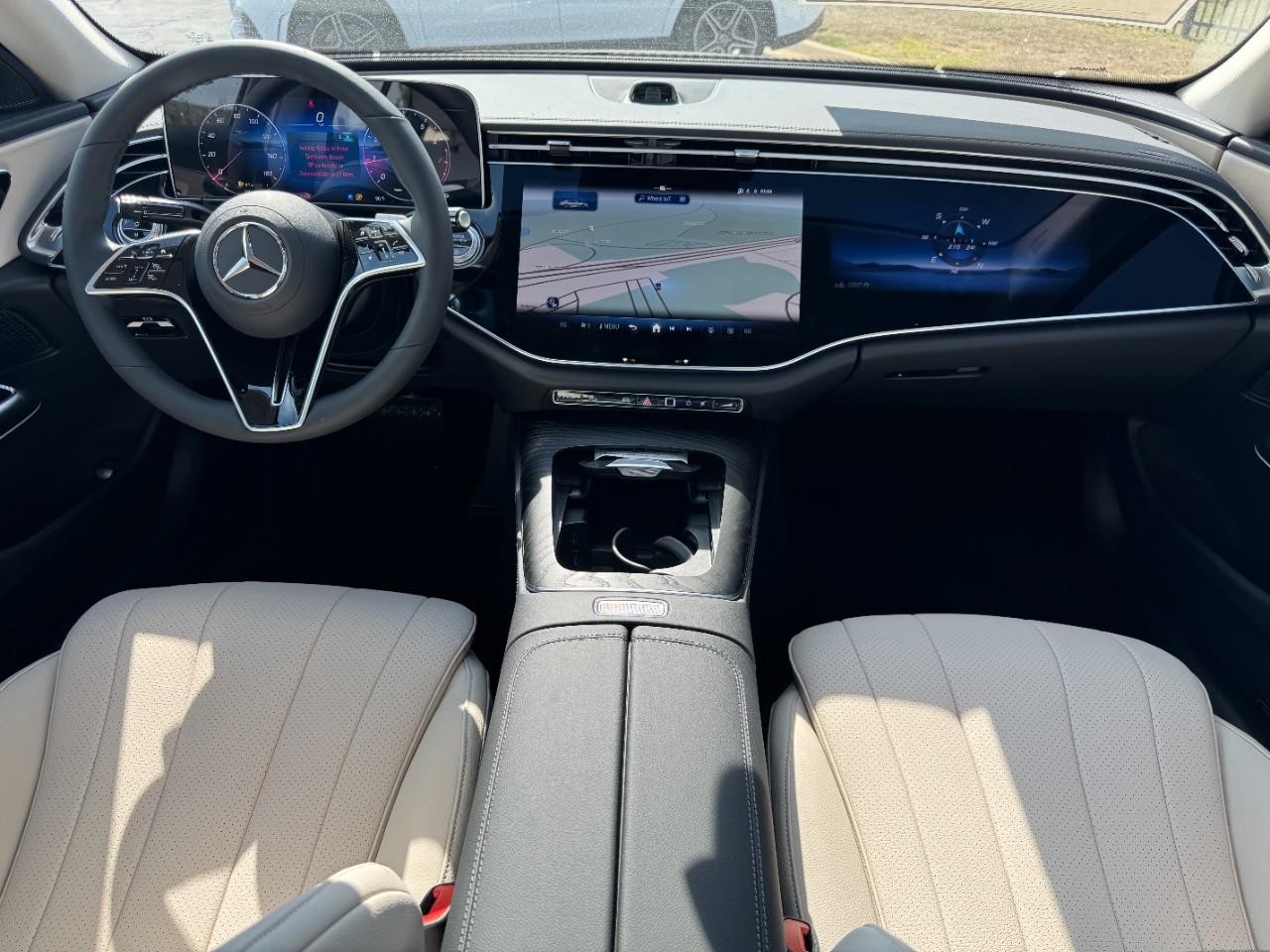 Mercedes-Benz E-Class Vehicle Full-screen Gallery Image 13