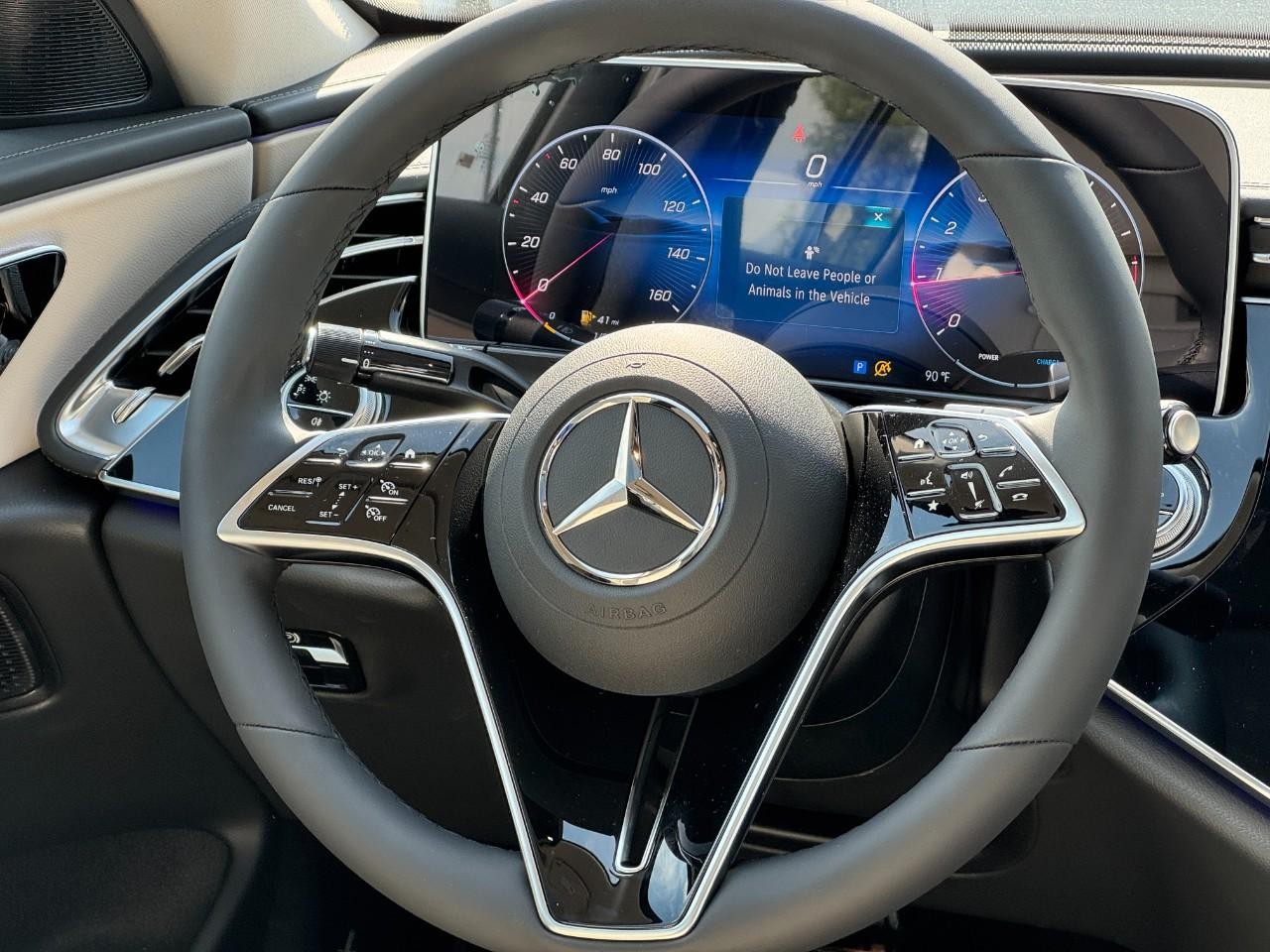 Mercedes-Benz E-Class Vehicle Full-screen Gallery Image 14