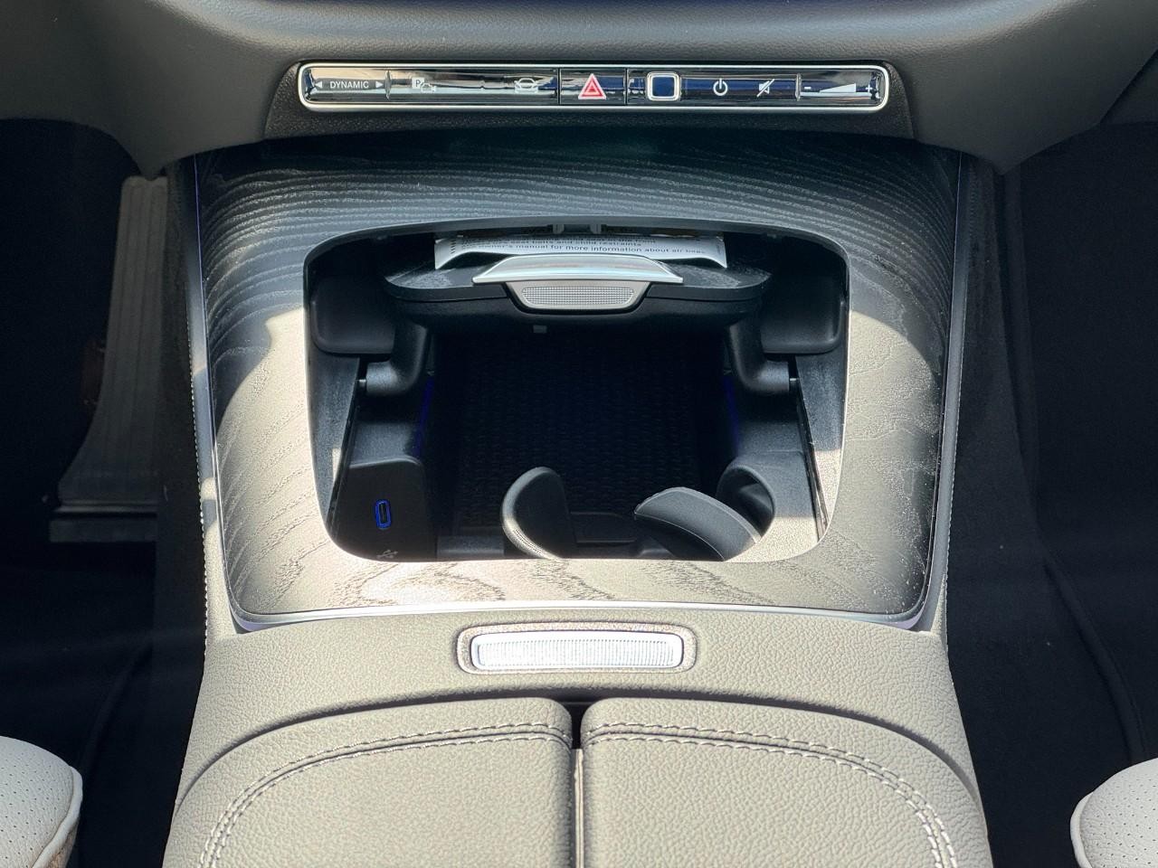 Mercedes-Benz E-Class Vehicle Full-screen Gallery Image 16