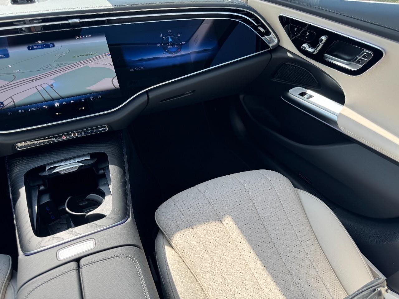 Mercedes-Benz E-Class Vehicle Full-screen Gallery Image 17