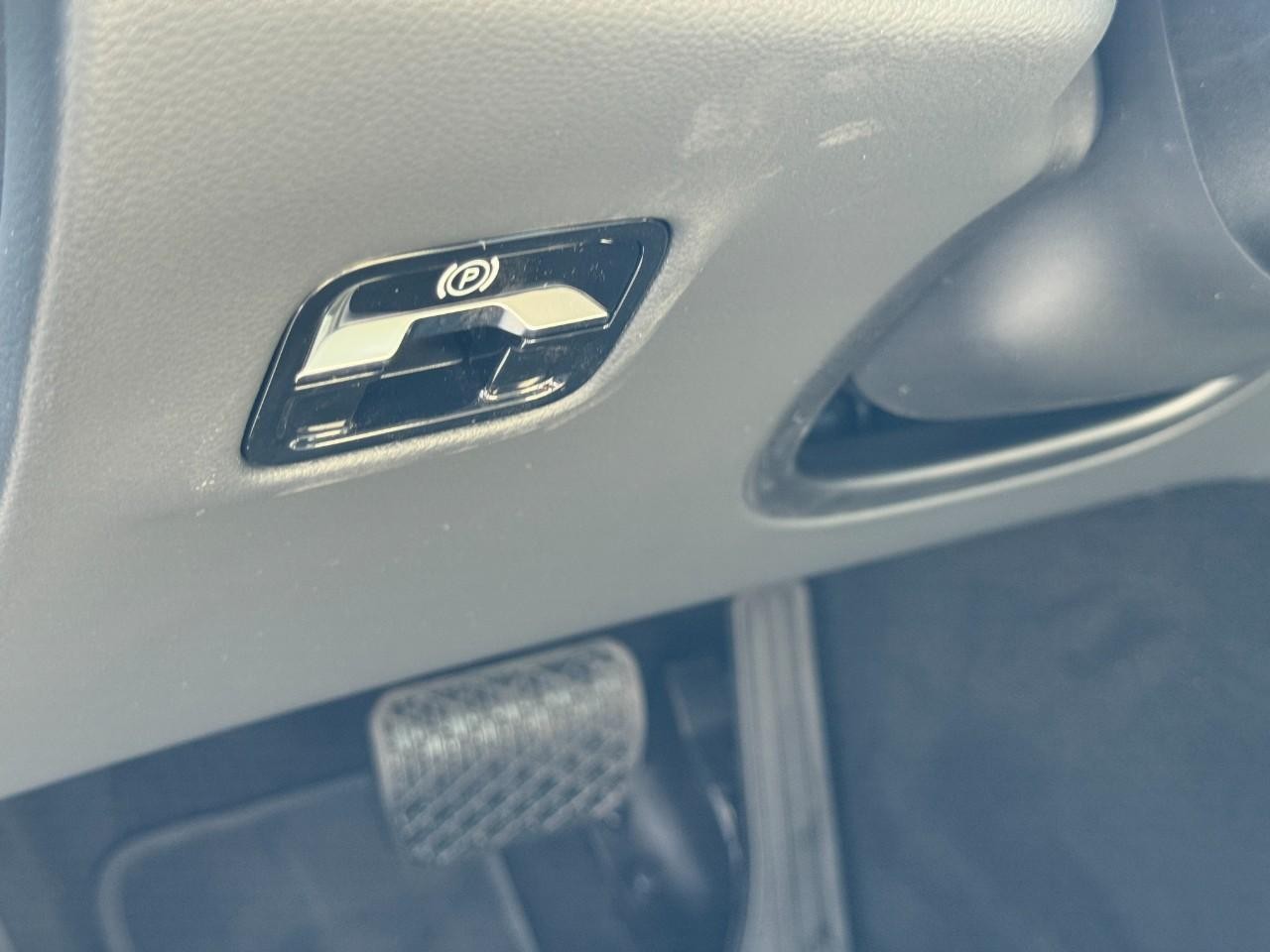 Mercedes-Benz E-Class Vehicle Full-screen Gallery Image 19