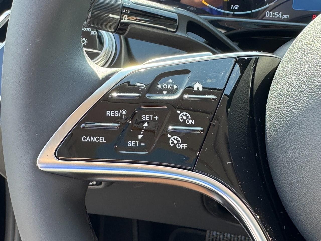 Mercedes-Benz E-Class Vehicle Full-screen Gallery Image 20