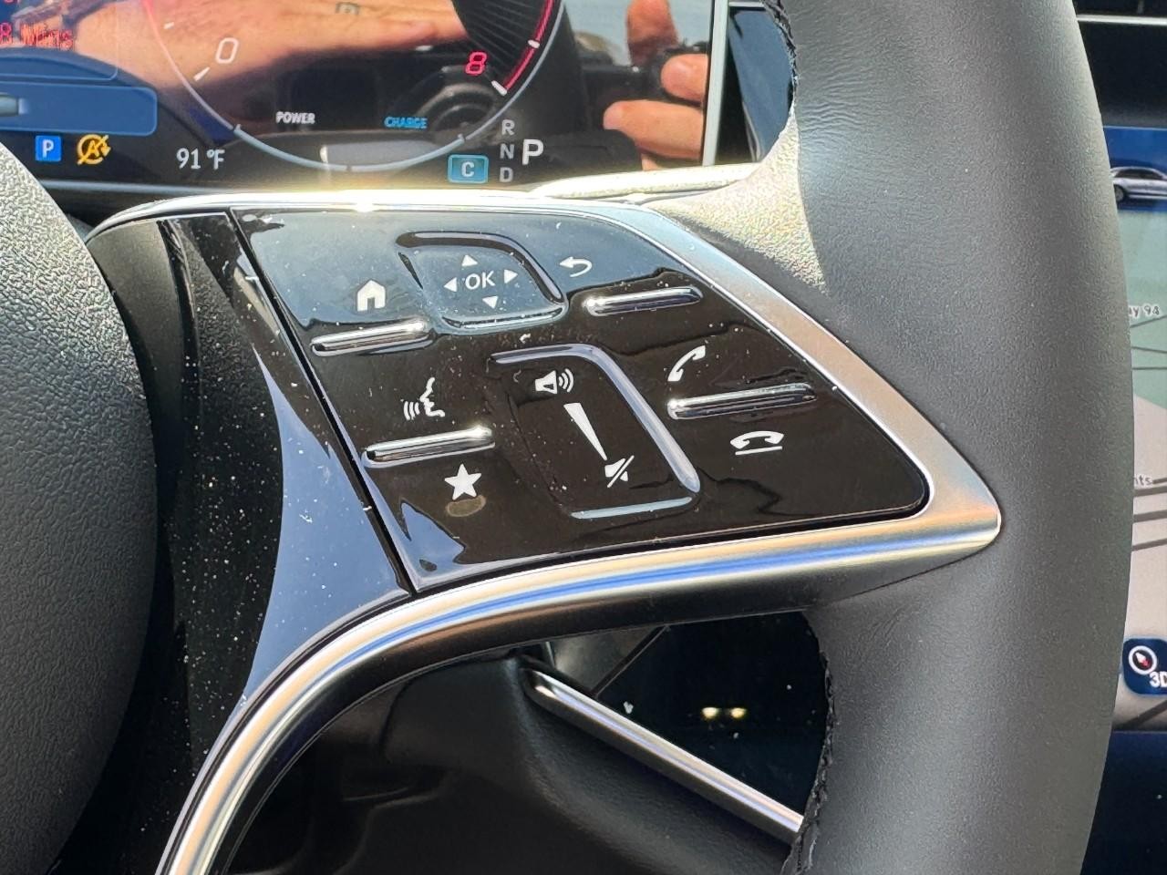 Mercedes-Benz E-Class Vehicle Full-screen Gallery Image 21