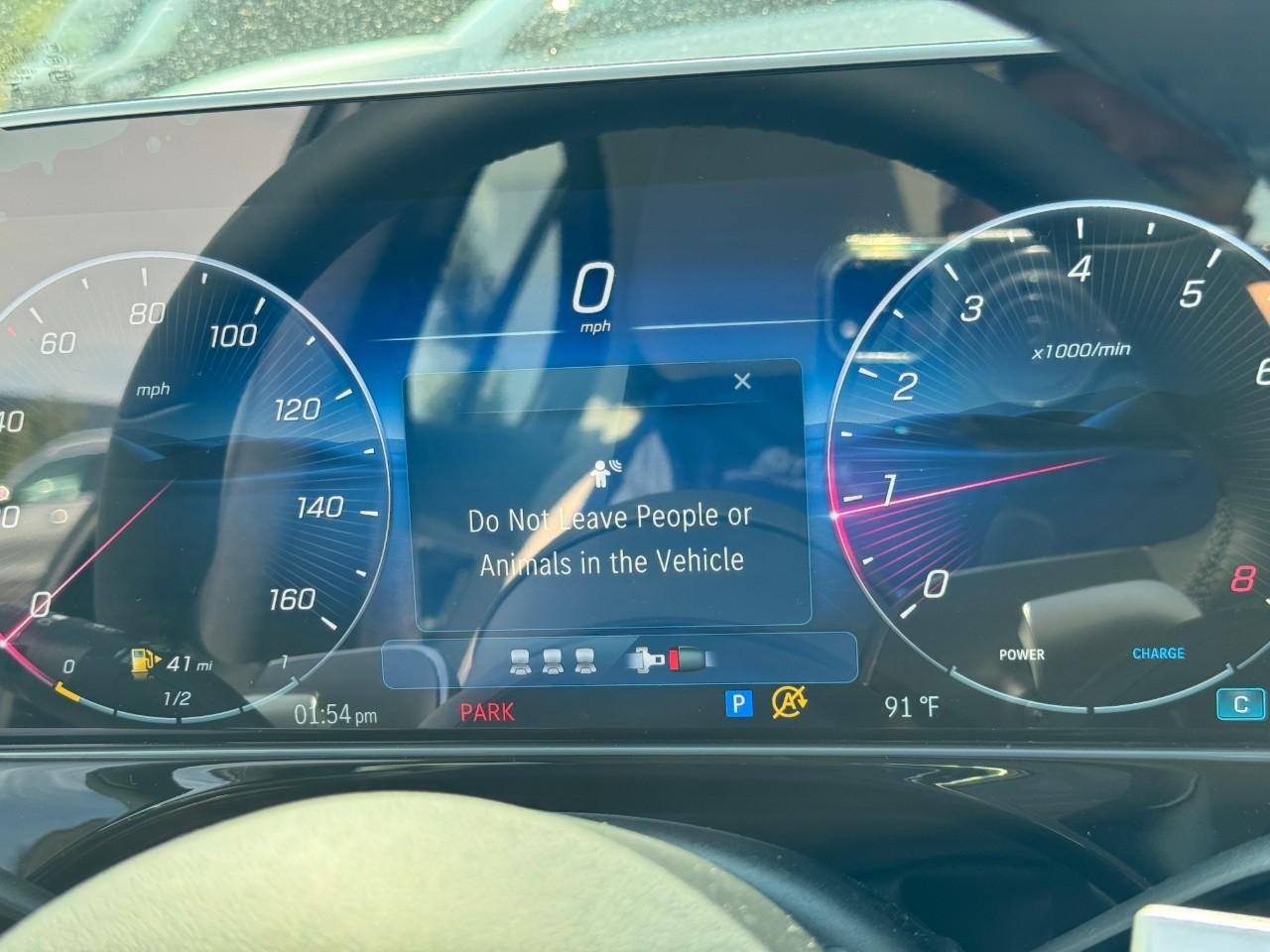 Mercedes-Benz E-Class Vehicle Full-screen Gallery Image 22