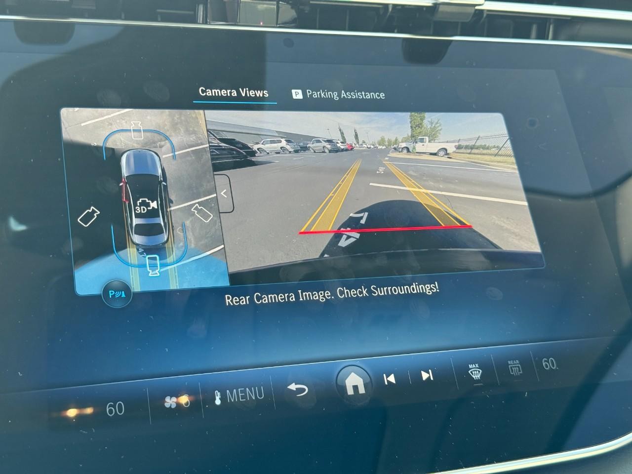 Mercedes-Benz E-Class Vehicle Full-screen Gallery Image 24