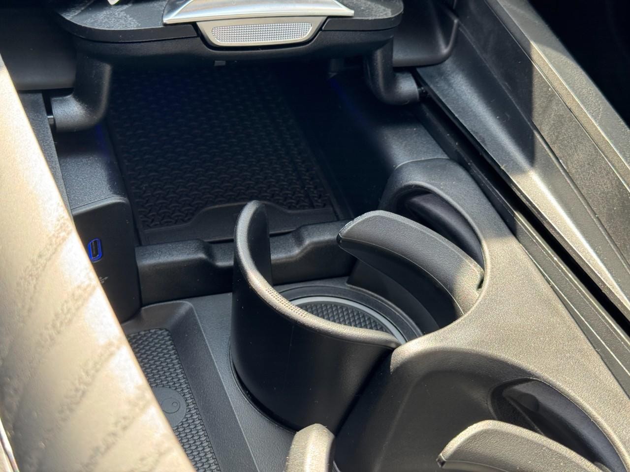 Mercedes-Benz E-Class Vehicle Full-screen Gallery Image 25