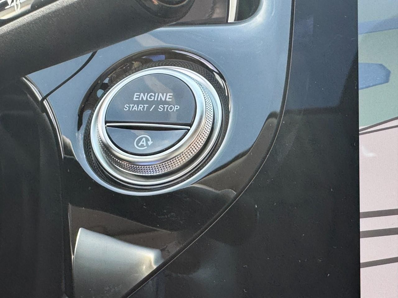 Mercedes-Benz E-Class Vehicle Full-screen Gallery Image 26