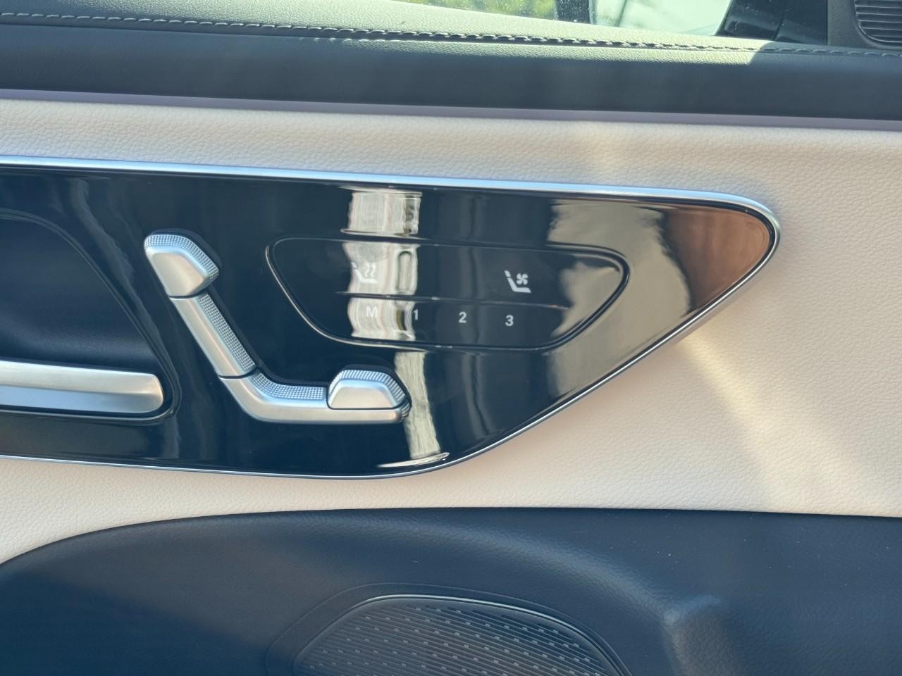 Mercedes-Benz E-Class Vehicle Full-screen Gallery Image 27