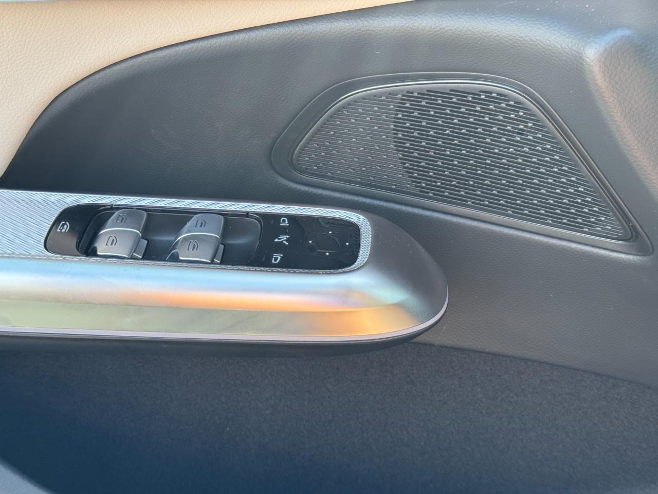 Mercedes-Benz E-Class Vehicle Full-screen Gallery Image 28