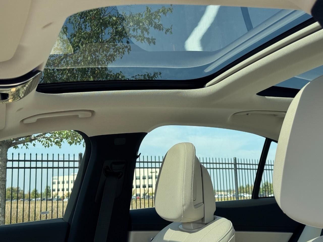 Mercedes-Benz E-Class Vehicle Full-screen Gallery Image 29