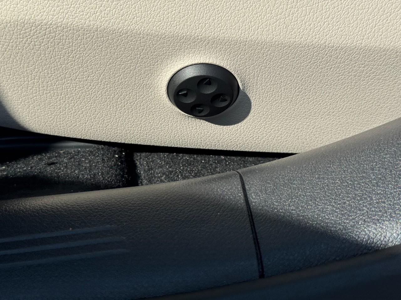 Mercedes-Benz E-Class Vehicle Full-screen Gallery Image 30