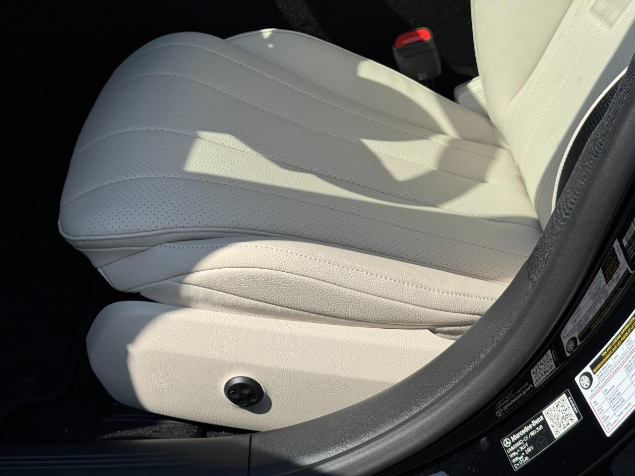 Mercedes-Benz E-Class Vehicle Full-screen Gallery Image 31